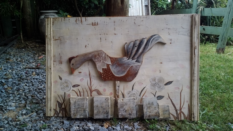 Silueta de gallina sobre madera